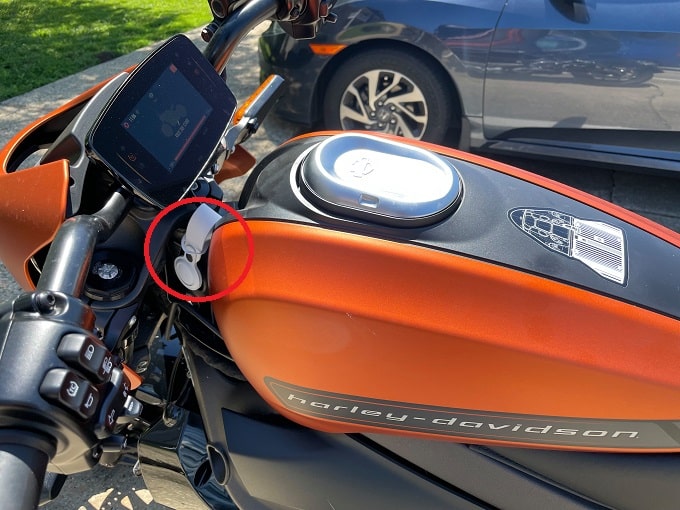 AirTag gắn trên moto