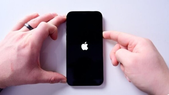 Khởi động lại điện thoại