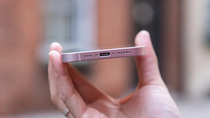 Cổng kết nối USB-C nằm ở cạnh dưới, đi kèm hệ thống loa stereo