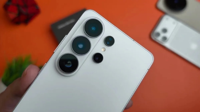 Hệ thống camera là điểm nhấn lớn với cảm biến chính 200MP khẩu độ f/1.4