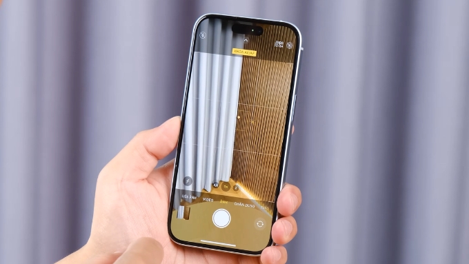 Khả năng chụp ảnh trên 2 thiết bị thể hiện rõ sự khác biệt về định hướng sử dụng