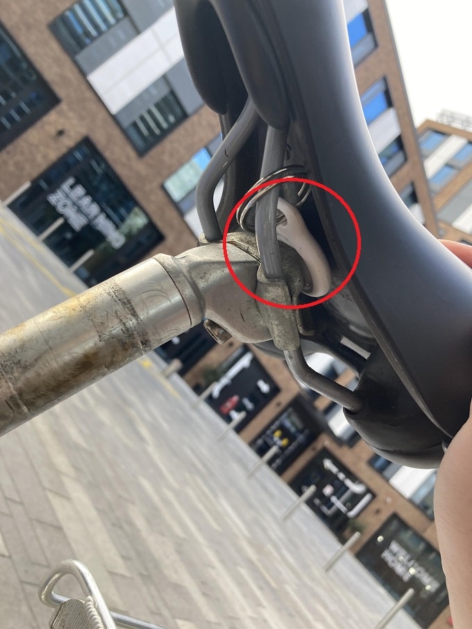 AirTag được giấu dưới yên xe đạp