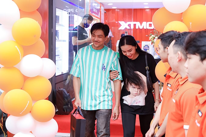 dien-vien-quang-son-va-ban-gai-le-thu-trang