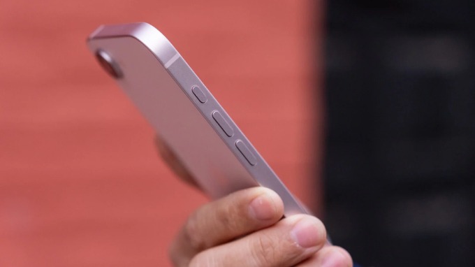 iPhone 17e có kích thước 6.1 inch, cho cảm giác cầm nắm thoải mái