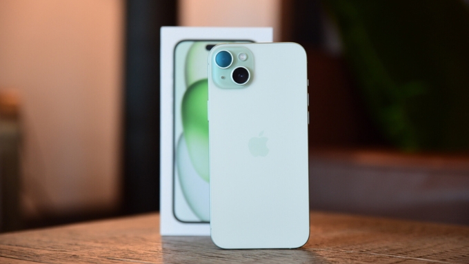 iPhone 15 Plus nổi bật với thời lượng pin tốt nhất trong iPhone 15 series