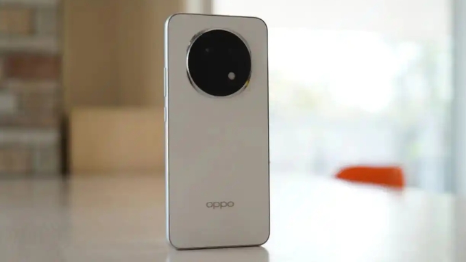 OPPO dòng F thuộc phân khúc tầm trung, tiếp nối định hướng “Selfie Expert”