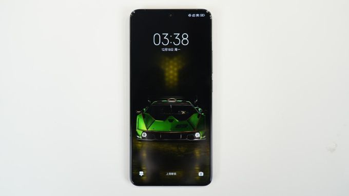 Màn hình hiển thị rộng rãi với giao diện được tùy biến riêng