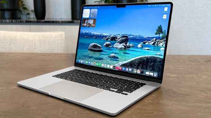 MacBook Air M5 vẫn duy trì thiết kế vỏ nhôm nguyên khối mỏng nhẹ quen thuộc của dòng MacBook Air