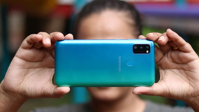 Mua Galaxy M30s bạn sẽ được lựa chọn các tùy chọn màu sắc như: Xanh, đen và trắng.