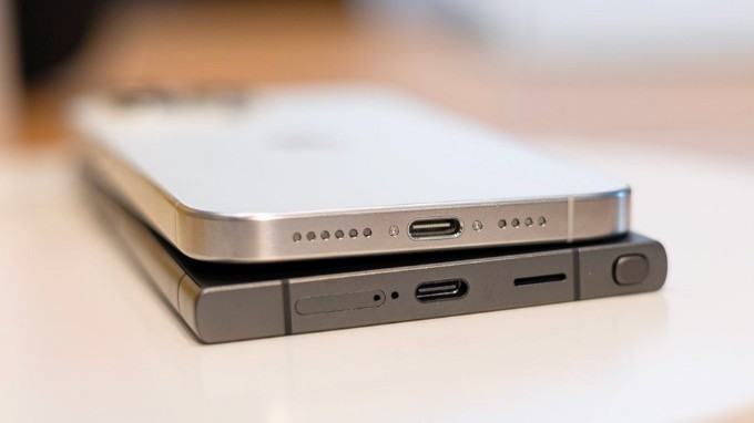 So sánh pin và sạc trên iPhone 15 Pro Max và Galaxy S24 Ultra