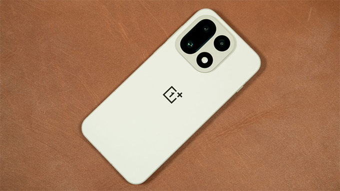 OnePlus 15 – Pin 7.300mAh, thời lượng ấn tượng