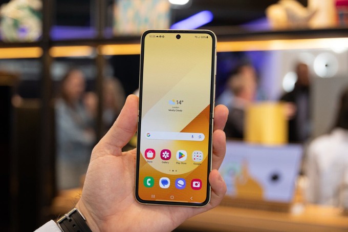 Đánh giá Samsung Z Flip 6 về màn hình