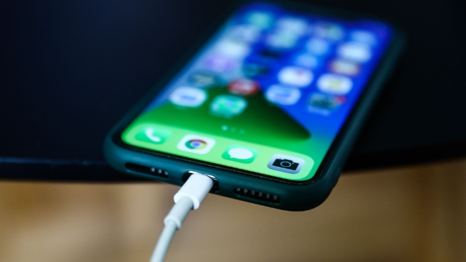 Nguyên nhân iPhone đang sạc bị dừng