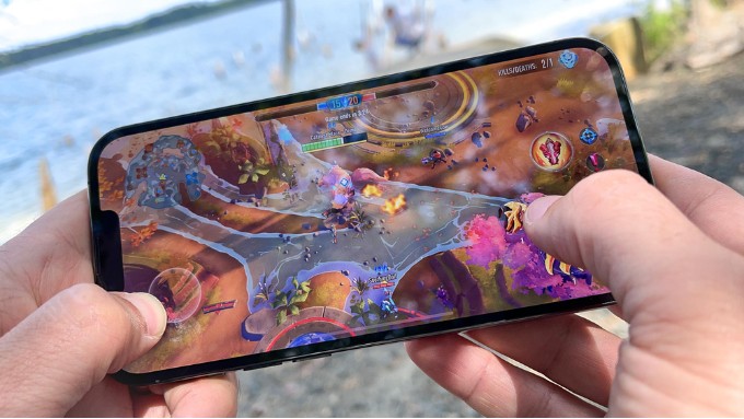 So sánh Galaxy M56 và iPhone 13 về hiệu năng