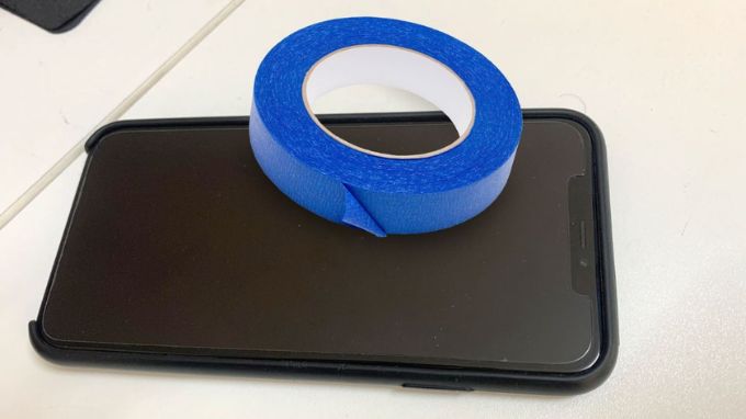Cách vệ sinh loa iPhone bằng băng dính