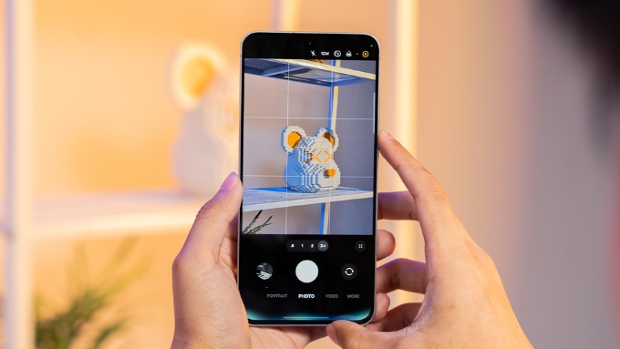 Ở phía Samsung, Galaxy S25 FE theo đuổi cấu hình camera đa dụng hơn