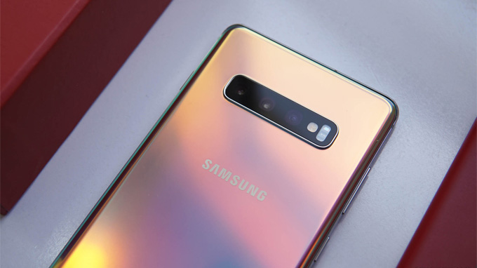 Galaxy S10 Plus Prism Silver nổi bật và thu hút