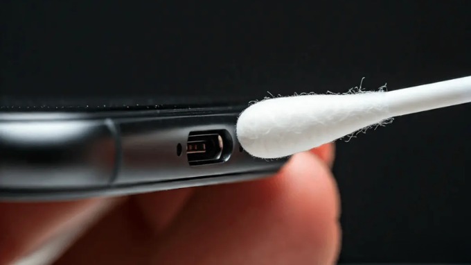 Vệ sinh cổng sạc iPhone