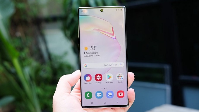 Thiết bị sở hữu màn hình Dynamic AMOLED có kích thước lên đến 6.8 inch