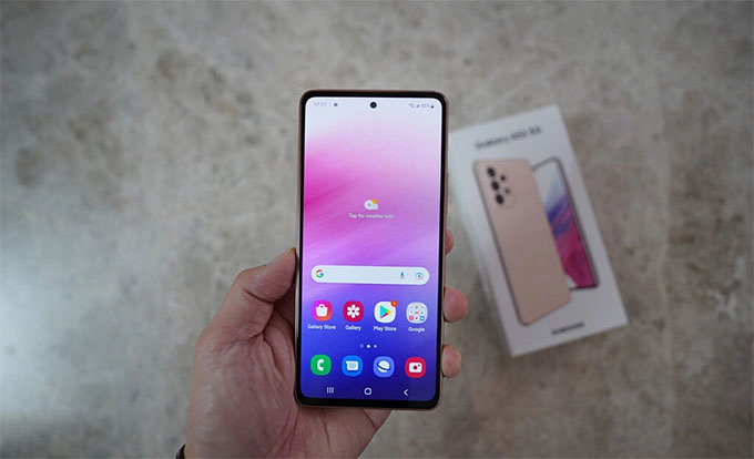 Galaxy A53 và Pixel 6a đều sử dụng thiết kế nốt ruồi