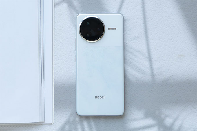 Trên tay Poco F7 Ultra và Redmi K80 Pro cho thấy cả hai không có nhiều khác biệt