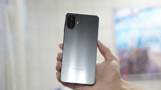 Galaxy A07 có kích thước nhỏ gọn hơn, chỉ 167.4 x 77.4 x 7.6 mm và nặng 184g