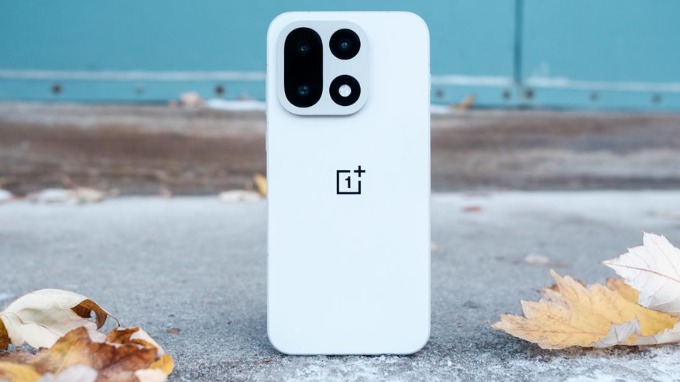 OnePlus 15 mang đến cảm giác cao cấp với mặt lưng kính mờ nhám