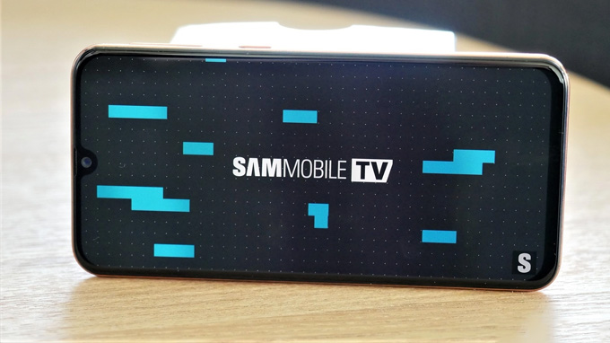 Màn hình Galaxy A40 khá nhỏ gọn với kích thước 5,9 inch