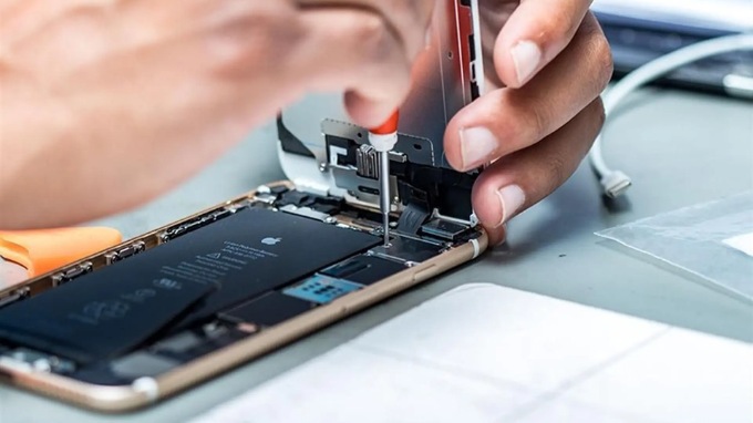 Mang iPhone đến trung tâm sửa chữa uy tín