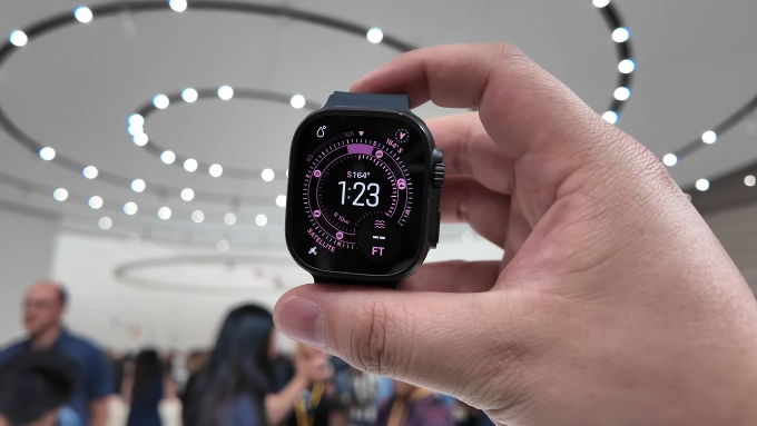 Apple Watch Ultra 3 có 2 tùy chọn màu sắc chính là Titan Đen và Titan Tự nhiên