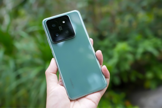 Mặt lưng kính bóng bẩy đẹp mắt