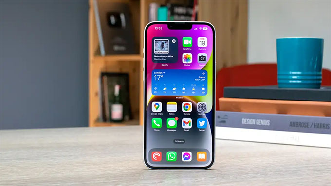 iPhone 14 cũng đi kèm với tấm nền OLED có tốc độ làm mới 60Hz