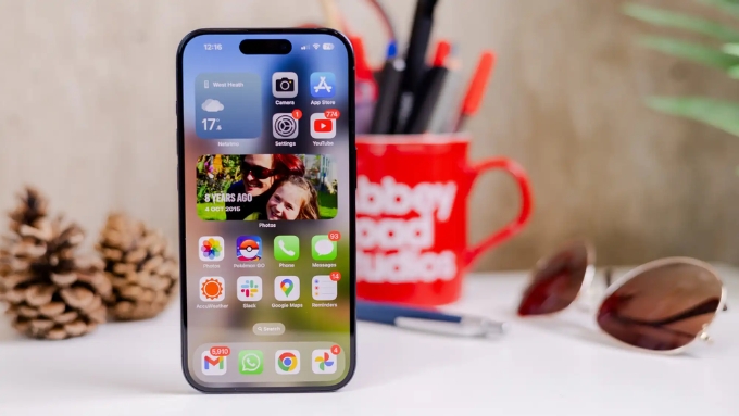 Đặt khăn giấy ngay phía loa iPhone