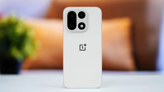 OnePlus 15 sở hữu mặt lưng kính mờ mịn