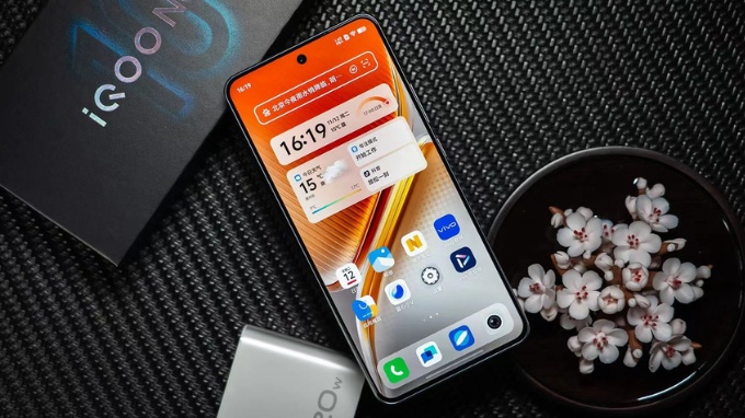 iQOO Neo 10 có độ sáng màn hình vượt trội hơn
