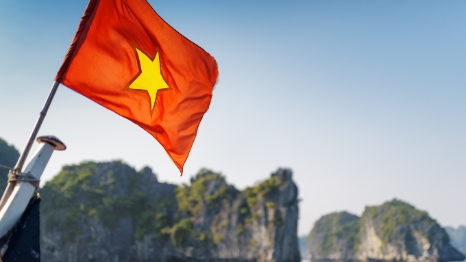 Hình nền lá cờ Việt Nam với cảnh đẹp nước nhà