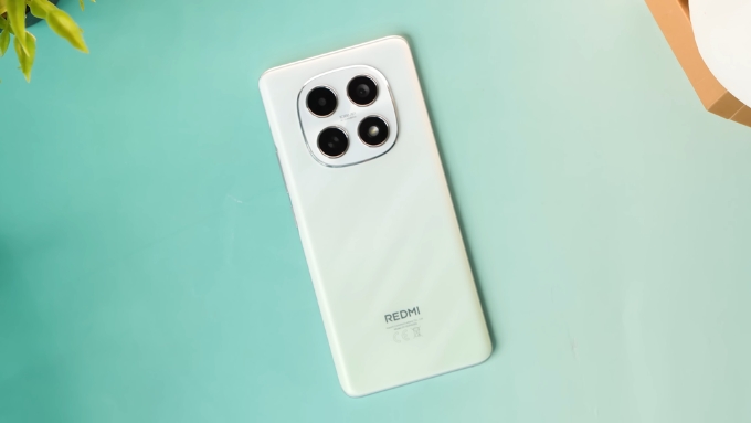 Xiaomi Redmi Note 15 4G sở hữu kích thước 164 x 75 x 7.4mm và trọng lượng 183gr
