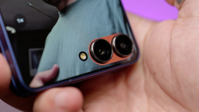 Trên Galaxy Z Flip 8, Samsung tiếp tục duy trì cụm camera kép quen thuộc