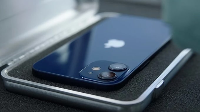 iPhone 12 mini và iPhone SE 2020 đều là những điện thoại có thiết kế nhỏ gọn
