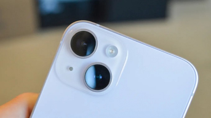 Cụm camera kép trên iPhone 15