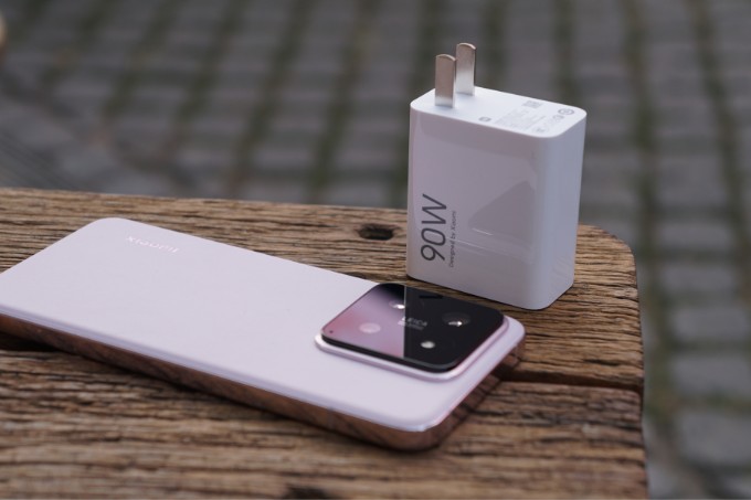 Xiaomi 14 có củ sạc 90W đi kèm