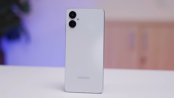 Thiết kế Galaxy A06 5G ưu tiên tính thực dụng với thân máy mỏng 8mm, cầm nhẹ tay và không gây khó chịu khi sử dụng lâu