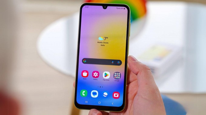 Phần viền màn hình trên Galaxy A25 vẫn còn khá dày