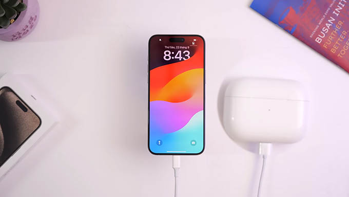 Dùng iPhone 15 Pro Max sạc ngược