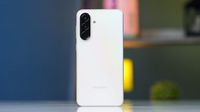 Galaxy A36 lại theo hướng tinh tế hơn với kích thước gọn nhẹ 162.9 x 78.2 x 7.4mm