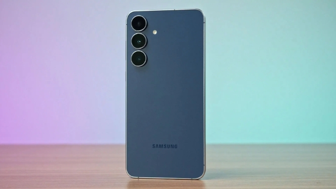 Galaxy S25 FE sở hữu thiết kế mỏng và nhẹ hơn với kích thước 161.3 x 76.6 x 7.4 mm
