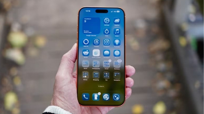 iPhone 17 Pro Max chạy iOS 26 với Apple Intelligence