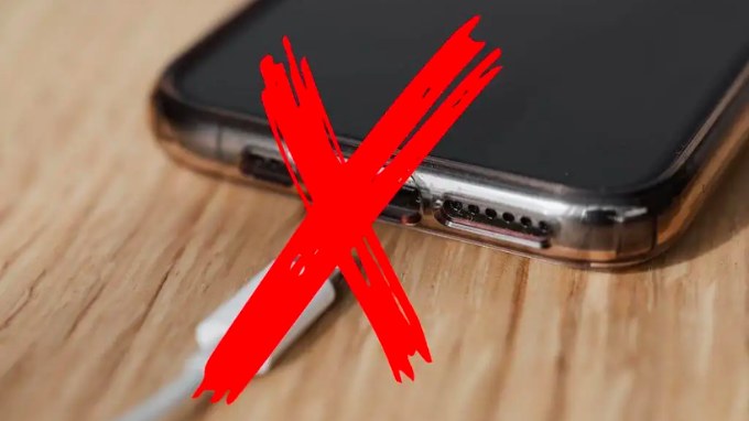 Đảm bảo Galaxy S24 khô ráo hoàn toàn trước khi sạc pin