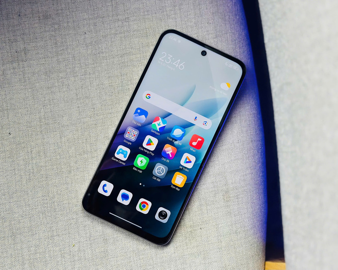 Màn hình 6,9 inch FHD+ (1080x2340 pixels) của Redmi 15 là một điểm nhấn lớn với tần số quét 144Hz