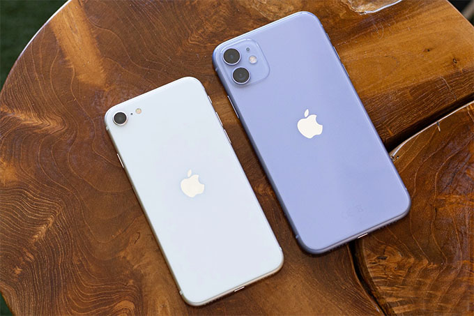 Ngoại hình iPhone SE 2022 và iPhone 11 có sự khác biệt rõ ràng ở mặt lưng